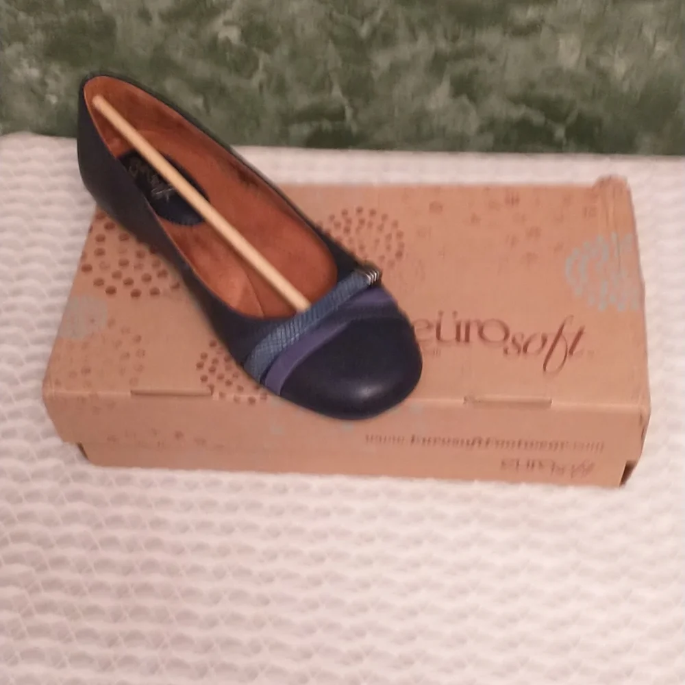 NWT & Box Eürosoft by Sofft Blue Shaina Slip On Flats Size 9 M Shoes Criss Cross - Picture 2 of 10